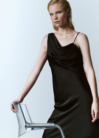 Платье миди с асимметричным вырезом