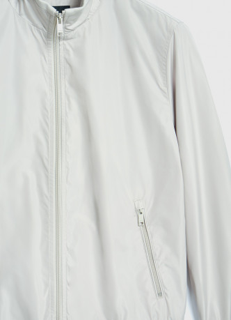 Бомбер с контрастными деталями