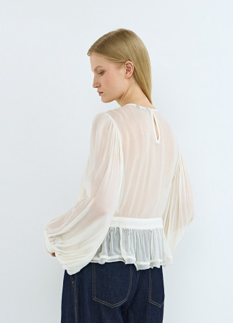 Блузка с обьемным рукавом и вышивкой