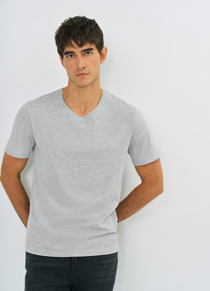 Футболка с V-образным вырезом