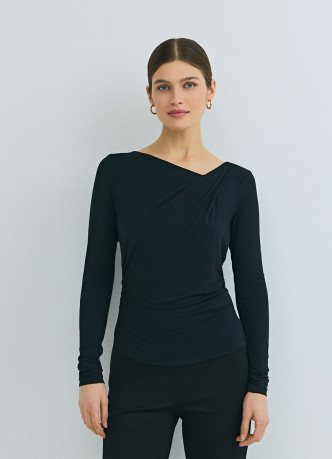 Лонгслив с драпировкой и асимметричным вырезом