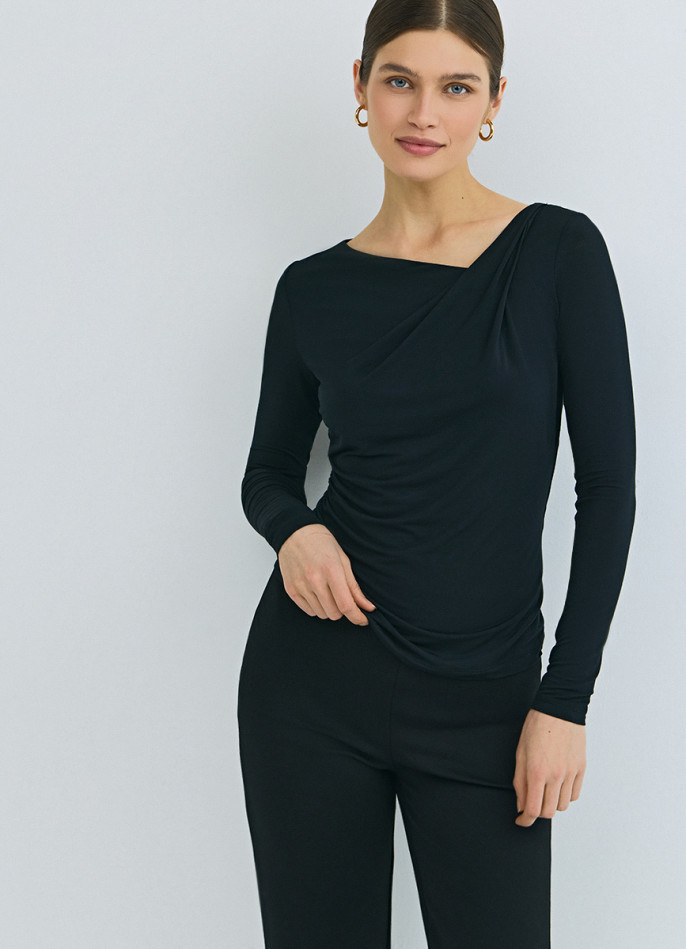 Лонгслив с драпировкой и асимметричным вырезом