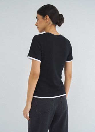 Футболка с контрастной окантовкой