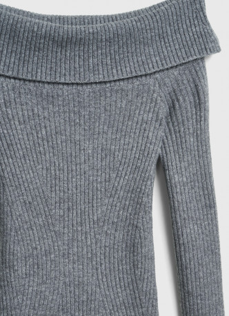 Вязаное платье с открытыми плечами