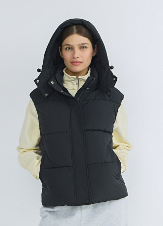 Утеплённый жилет с капюшоном
