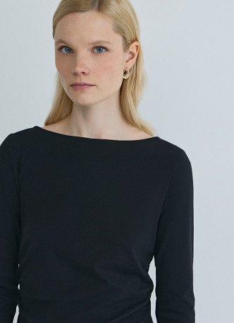 Лонгслив с вырезом лодочкой