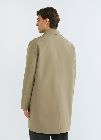 Плащ на пуговицах