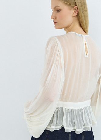 Блузка с обьемным рукавом и вышивкой