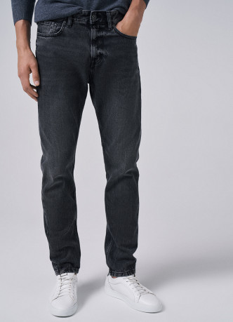 Зауженные джинсы в стиле 90-х