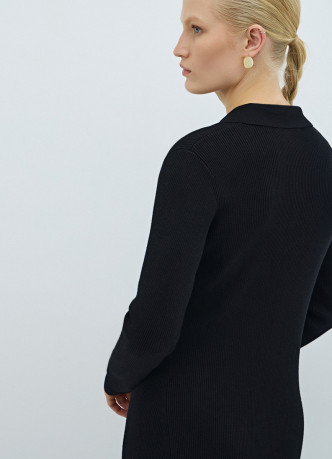 Вязаное платье миди с воротником-поло