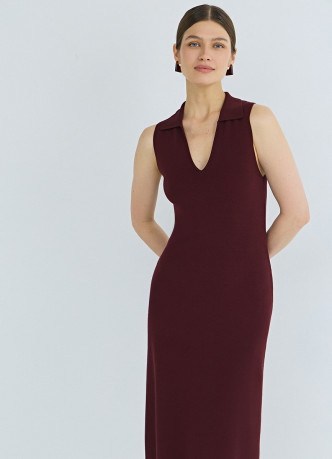 Вязаное платье с воротником-поло