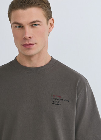 Футболка с текстовой вышивкой