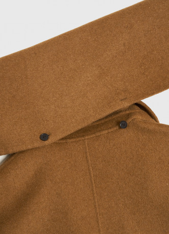 Длинное двубортное пальто с шарфом