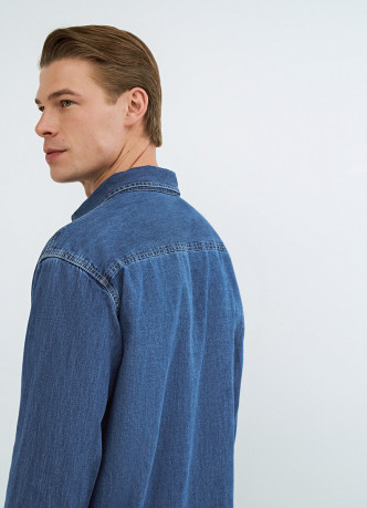 Джинсовая рубашка на пуговицах