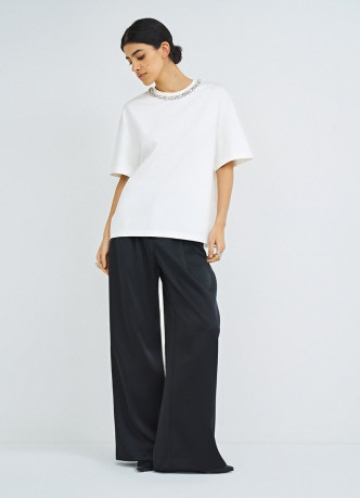 Футболка с декором у выреза