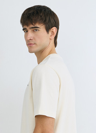 Футболка с текстовой вышивкой