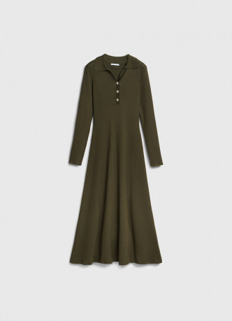Вязаное платье с воротником поло на пуговицах