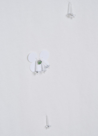 Футболка с цветочным декором из пайеток