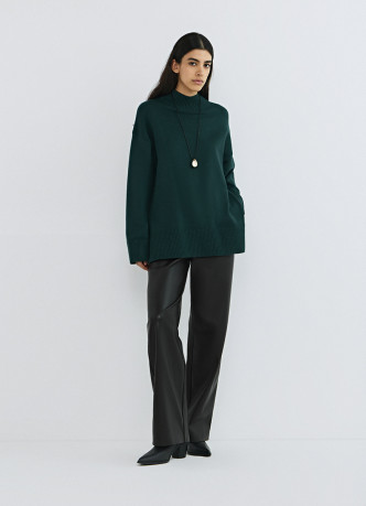 Объёмный джемпер с воротником-стойкой