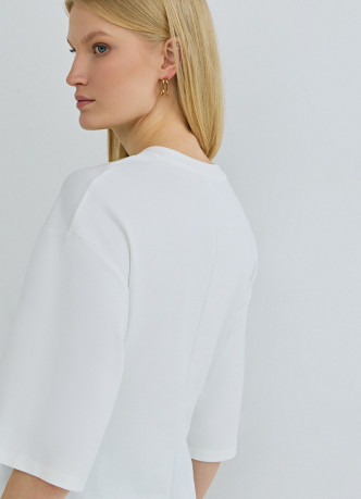 Футболка с брошью