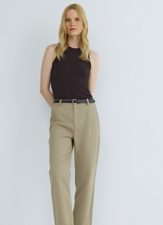 Чиносы с ремнём