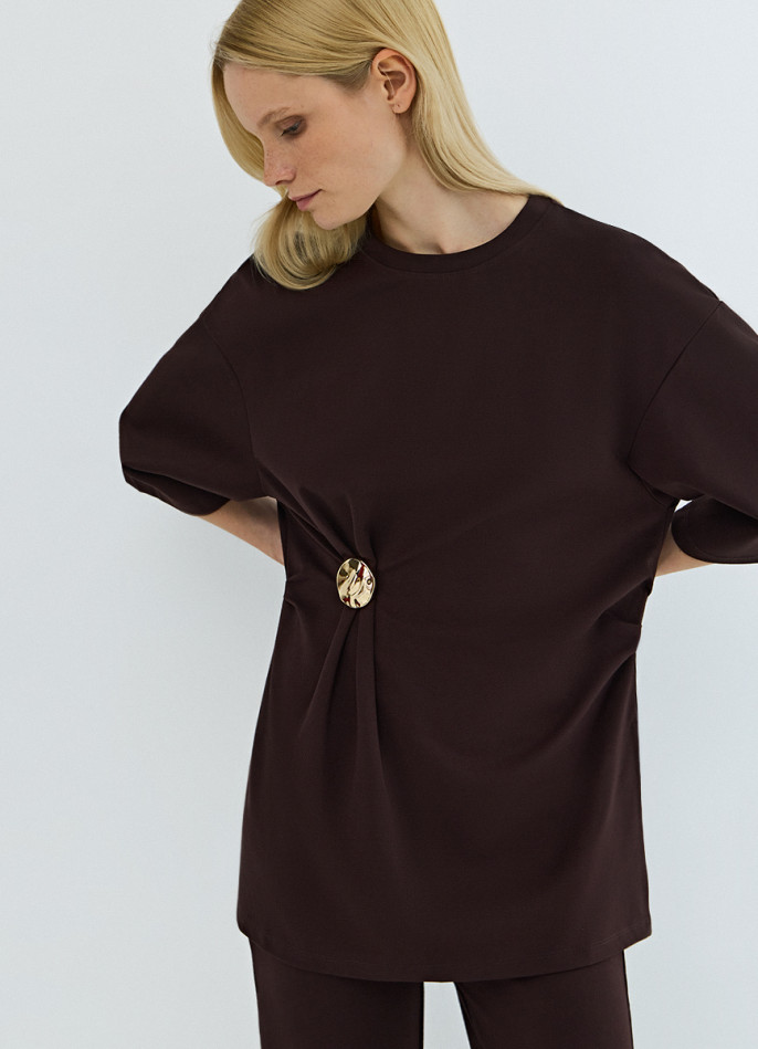 Футболка с брошью