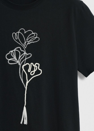Футболка с цветочным декором