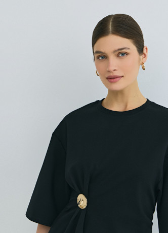 Футболка с брошью