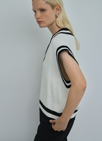 Вязаный жилет оверсайз с контрастной отделкой