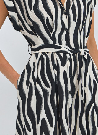 Приталенное платье-рубашка с принтом