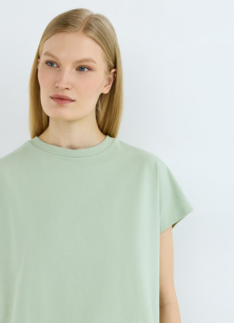 Футболка со спущенным плечом