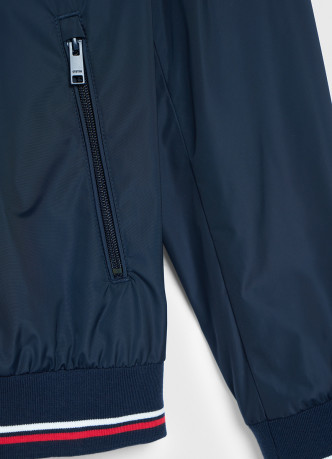 Бомбер с контрастными деталями