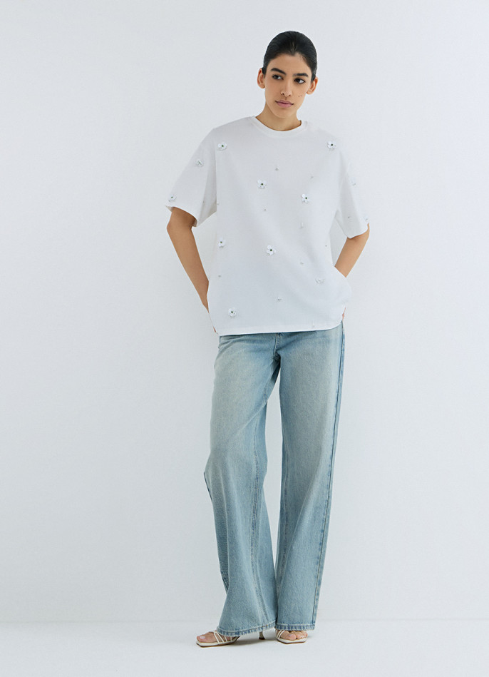 Футболка с цветочным декором из пайеток