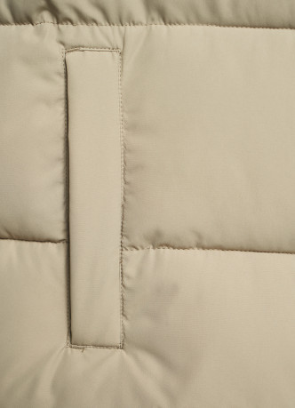 Стёганый утеплённый жилет с воротником-стойкой