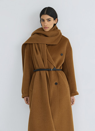 Длинное двубортное пальто с шарфом