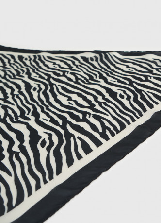 Платок с анималистичным принтом