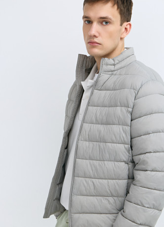 Утеплённая лёгкая куртка с воротником-стойкой