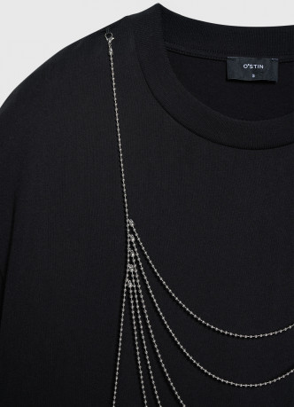 Футболка с декором из навесных цепочек