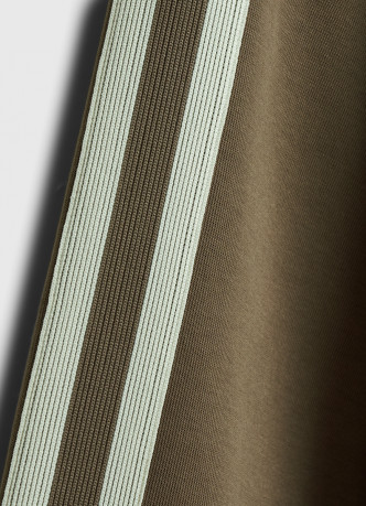 Бомбер на молнии с контрастными деталями