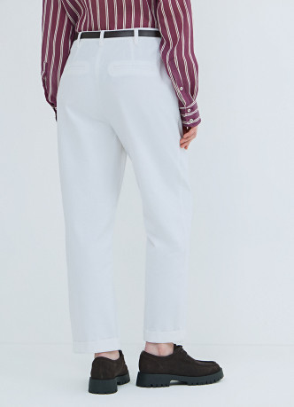 Чиносы с ремнём