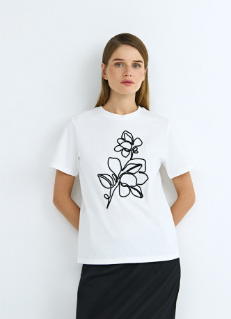 Футболка с цветочным декором