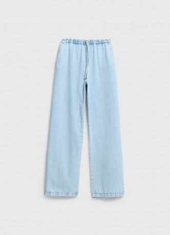 Тонкие джинсы на резинке со средней посадкой