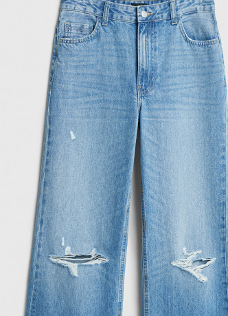 Широкие джинсы с разрезами на коленях