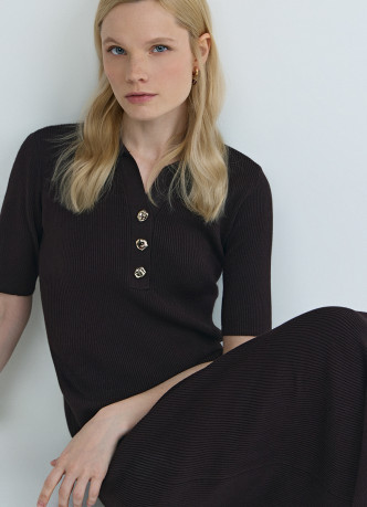 Платье в рубчик с воротником поло