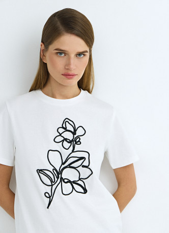 Футболка с цветочным декором