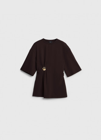 Футболка с брошью