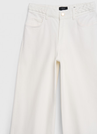 Широкие джинсы из плотного денима с плетеным поясом