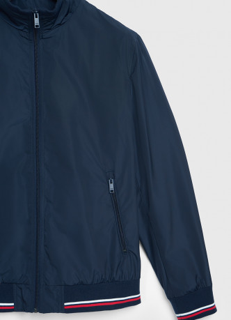 Бомбер с контрастными деталями