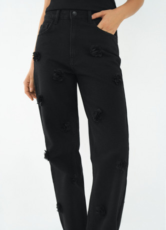 Джинсы с декором в виде цветов