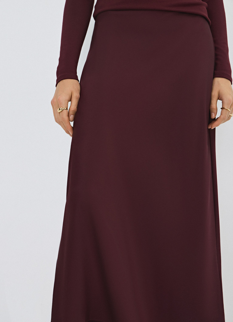 Onamning yubkasi ostida